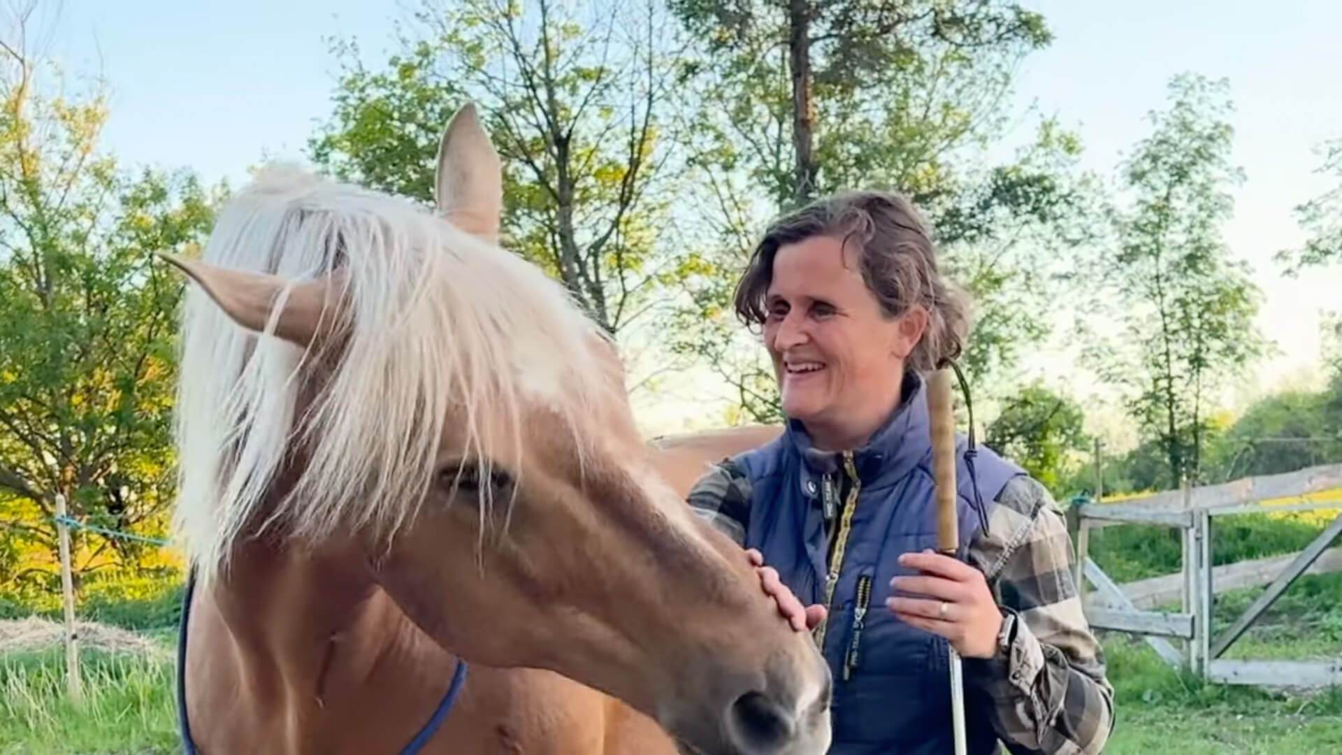Ann-Sofie sammen med sin hest