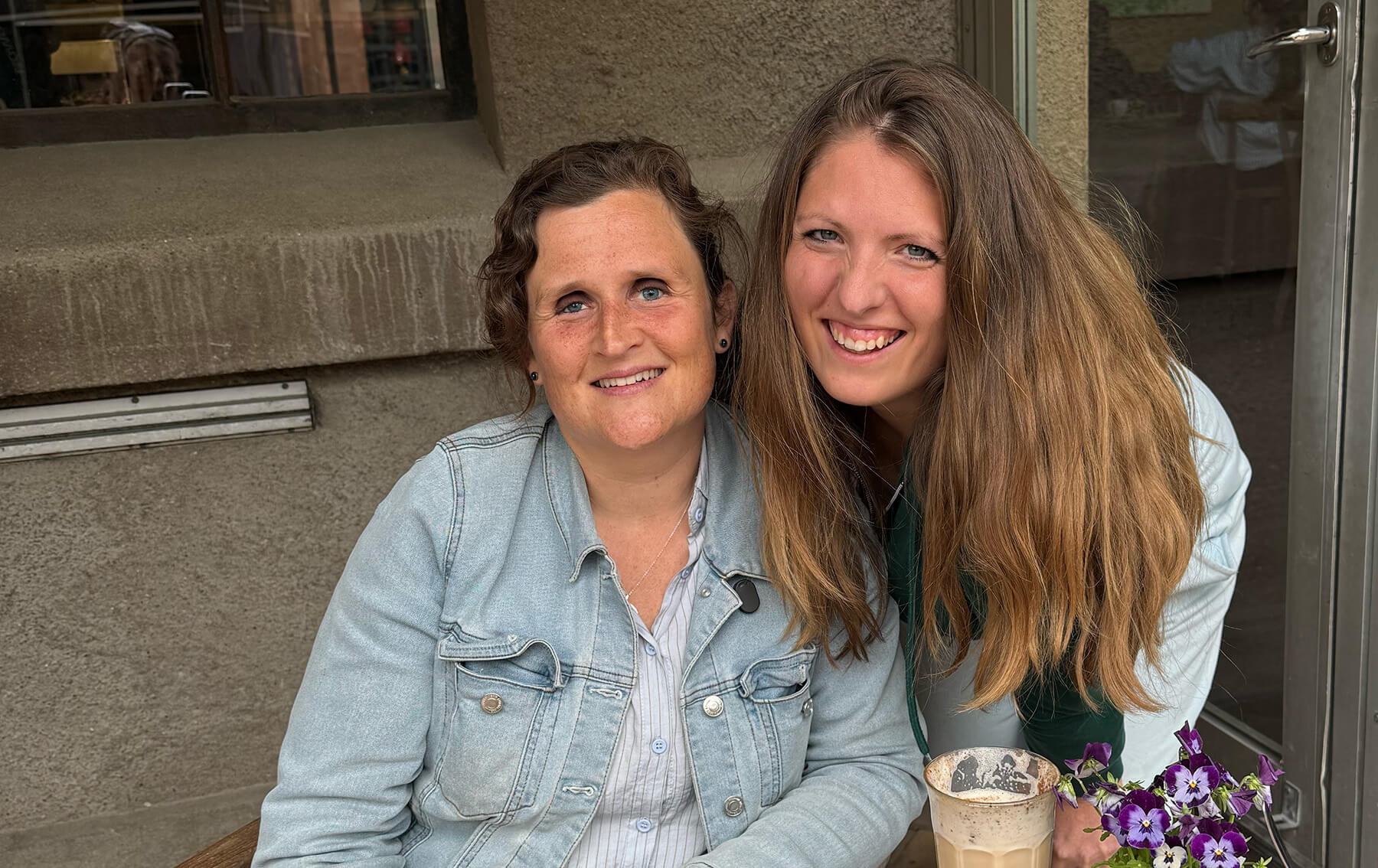 Ann-Sofie sammen med hunden Ea